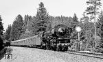 001 211 mit E 658 "Frankenland" nach Saarbrücken bei Falls. (09.04.1971) <i>Foto: Burkhard Wollny</i>