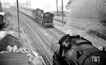 Als der Bahnhof Falls noch existierte, fanden dort planmäßig Zugkreuzungen statt. Gegen 18.30 Uhr fährt 001 211 mit dem E 1649 nach Hof durch den Bahnhof, während 001 180 mit P 2852 nach Lichtenfels die Kreuzung abwarten muss. (09.04.1971) <i>Foto: Burkhard Wollny</i>