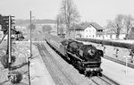 Ohne Halt fährt 001 211 mit dem D 852 nach Nürnberg durch den Bahnhof Falls. Rechts befindet sich das Gleis der Stichstrecke nach Gefrees. Heute existiert hier nur noch ein Durchfahrgleis, alle übrigen Anlagen wurden zurückgebaut, ein Zug hält schon lange nicht mehr. (12.04.1971) <i>Foto: Burkhard Wollny</i>