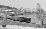001 229 legt sich mit dem D 852 nach Nürnberg bei Falls in die Kurve. Am Zugschluss hängen planmäßig die Kurswagen des D 499 aus Görlitz, die in Nürnberg auf den E 1876 nach Stuttgart übergehen werden. (12.04.1971) <i>Foto: Burkhard Wollny</i>