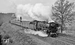 Mit Hilfe einer 260 als Schiebelok hat 001 229 vor dem E 1791 die Rampe über die 'Schiefe Ebene' am Einfahrsignal von Marktschorgast fast geschafft. (12.04.1971) <i>Foto: Burkhard Wollny</i>