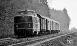 280 005 rollt mit einem Personenzug aus Hof die 'Schiefe Ebene' hinab. In der Ferne ist das Gebäude der ehemaligen Blockstelle Streitmühle zu sehen. (12.04.1971) <i>Foto: Burkhard Wollny</i>