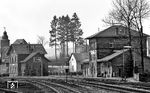 Der 1848 eröffnete Bahnhof Marktschorgast liegt am oberen Ende der Schiefen Ebene. Da der Hauptort der Gemeinde Marktschorgast ursprünglich außerhalb des Bahnhofs lag, erlangte die Station nie überregionale Bedeutung. Bekannt wurde er hauptsächlich durch seine Lage an der Steilstrecke als Endpunkt für die im Schiebedienst eingesetzten Lokomotiven. Noch in den 1970er Jahren wies der Bahnhof vier Gleise auf, von denen das talwärtige Streckengleis am Hausbahnsteig, das bergwärtige an einem Zwischenbahnsteig lag. Das östlichste Gleis endete nach Süden hin bereits als Stumpfgleis an einem Prellbock. In der Bahnmeisterei auf der Ostseite des Bahnhofs war sogar noch eine Draisine stationiert. Parallel zur talseitigen Einfahrt lag auf deren Ostseite noch bis 1991 das südliche Ausziehgleis. 2003 waren nur noch die beiden Streckengleise 1 und 2 vorhanden. Im September/Oktober 2019 erneuerte die DB die Bahnsteiganlagen. Aus Sicherheitsgründen wurde 2020 als Überquerungsanlage eine Brücke über die Gleise gebaut, die den niveaugleichen Übergang ersetzte. Damit ging die vorher gegebene Barrierefreiheit verloren, seitdem müssen Bahnreisende beim Bahnsteigwechsel 84 Stufen überwinden. Auf die Forderung der Gemeinde nach einer Aufzuganlage reagierte eine Vertreterin der Bahn mit der Drohung, den Bahnhof stattdessen zu schließen. Das Ensemble aus Empfangsgebäude, Güterschuppen und Wasserhaus steht heute unter Denkmalschutz, hat den Flair, der auf dieser Aufanhme zu sehen ist, aber längst verloren. (12.04.1971) <i>Foto: Burkhard Wollny</i>