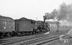 001 168 startet mit dem E 659 nach Hof am Fuße der Schiefen Ebene in Neuenmarkt-Wirsberg. (10.04.1971) <i>Foto: Burkhard Wollny</i>