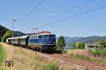 Im Südschwarzwald verkehren auf zwei Strecken in den Sommermonaten Züge mit historischem Fahrzeugmaterial für Touristen. Auf der 20 km langen Dreiseenbahn von Neustadt (Schwarzw) nach Seebrugg wurde wie im Vorjahr auch in 2025 die historische E 41 001 des DB Museums Koblenz eingesetzt, die hier mit Blick auf Titisee und Feldberg vor Pz 1 bei Titisee unterwegs ist. (09.08.2025) <i>Foto: Zeno Pillmann</i>