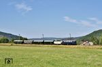 Östlich von Titisee rollt E 41 001 mit dem Sonderzug des Museumsvereins 3-Seenbahn durch die liebliche Schwarzwaldlandschaft östlich Titisee. (09.08.2025) <i>Foto: Zeno Pillmann</i>