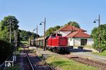 Nicht weit entfernt von der Dreiseenbahn befindet sich die wegen ihren kurvenreichen Streckenführung auch als „Sauschwänzlebahn“ bezeichnete Touristenbahn, auf der im Sommer ebenfalls Sonderfahrten mit historischem Material stattfinden. Nachdem die in den letzten zwei Jahren eingesetzte D 800 (Mak, Baujahr 1954) überraschenderweise wieder abgegeben wurde, kam 2025 die von einem Privatmann erworbene 212 261 (ex BM-Bahndienste Karlsruhe) zum Einsatz. Mit einem stilreinen Personenzug aus ehemaligen Umbauwagen der Bauarten B3yg und B4yg der Deutschen Bundesbahn steht der Sonderzug WTB 122 im Bahnhof Fützen. (10.08.2025) <i>Foto: Zeno Pillmann</i>