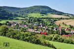 Mit Blick auf Epfenhofen rollt 212 261 vor Sonderzug WTB 122 nach Zollhaus-Blumberg vorbei. (10.08.2025) <i>Foto: Zeno Pillmann</i>