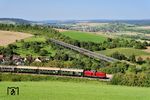 212 261 vor Sonderzug WTB 122 in der Kehrschleife bei Epfenhofen mit Blick auf das gleichnamige Viadukt. (10.08.2025) <i>Foto: Zeno Pillmann</i>