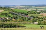 212 261 auf der Rückfahrt nach Weizen mit Sonderzug WTB 31 auf dem Epfenhofener Talübergang. Im Vordergrund verläuft das Streckengleis nach Zollhaus-Blumberg. (10.08.2025) <i>Foto: Zeno Pillmann</i>