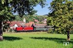 Der Sonderzug WTB 31 nach Weizen fährt mit 212 261 aus Fützen. (10.08.2025) <i>Foto: Zeno Pillmann</i>