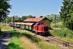 212 261 mit Sonderzug WTB 32 in Fützen. Im Schuppen im Hintergrund wird der Fuhrpark der Sauschwänzlebahn gepflegt und gewartet. (10.08.2025) <i>Foto: Zeno Pillmann</i>