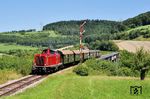 212 261 mit WTB 32 am Epfenhofener Viadukt. Die Signale auf der Bahn sind durchgeschaltet und zeigen ständig Fahrt. (10.08.2025) <i>Foto: Zeno Pillmann</i>