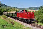 Nördlich von Fützen ist 212 261 mit WTB 34 auf dem Weg nach nach Zollhaus-Blumberg. Rechts am Waldrand ist das Biesenbach-Viadukt zu sehen. (10.08.2025) <i>Foto: Zeno Pillmann</i>