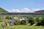Der "Epfenhofener Talübergang", auch Biesenbach Viadukt genannt, in der Ortslage Epfenhofen ist eine Stahlfachwerkbrücke, die 1888-1890 erbaut wurde und den Fluss Biesenbach überspannt. Die Brücke ist 252,50 Meter lang und 24 Meter hoch. Sie ist eines von vier großen Viadukten der Strecke. Mit Sonderzug WTB 34 nach Zollhaus-Blumberg überquert 212 261 die Brücke. (10.08.2025) <i>Foto: Zeno Pillmann</i>