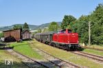 Der Sonderzug WTB 123 aus Zollhaus-Blumberg fährt mit 212 261 in den Bahnhof Fützen ein.  (10.08.2025) <i>Foto: Zeno Pillmann</i>
