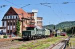 In der zweiten Hälfte der Sommersaison 2025 soll E 41 001 auf der Dreiseenbahn durch die Dampflok 23 042 der Stiftung Bahnwelt Darmstadt-Kranichstein ersetzt werden. Aus diesem Anlaß überführte E 94 088 die Lok, aufgenommen im Bahnhof Weinheim (Bergstraße). (11.08.2025) <i>Foto: Zeno Pillmann</i>