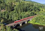 185 043 fährt mit GAG 60753 (Oberhausen West - Finnentrop) über die Lennebrücke bei Werdohl. (11.08.2025) <i>Foto: Joachim Schmidt</i>