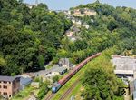 145 009 der RBH Logistics, einem Tochterunternehmen der DB Cargo AG und die Nachfolgegesellschaft von Werks-, Zechen- und Hafenbahnen im Raum der Bergwerksdirektion Recklinghausen, vor GAG 60756 (Dortmund-Obereving - Kreuztal) im ehemaligen Bahnhof Volmarstein. Die Lok wirbt "für eine nachhaltige Zukunft".  (13.08.2025) <i>Foto: Joachim Schmidt</i>