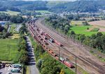 152 067 fährt mit EZ 68361 aus Bochum Nord in den Rangierbahnhof Hagen-Vorhalle ein. Im Gleis 102 stehen 152 067 und 152 035 vor einem Güterzug. (13.08.2025) <i>Foto: Joachim Schmidt</i>