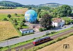 V 200 122 auf dem Weg nach Bochum-Langendreer am Gasometer in Oberwengern. Dieser wurde 1955 mit einem Fassungsvermögen von 6.250 m³ erbaut und 1997 als Weltkugel neu angestrichen.  (13.08.2025) <i>Foto: Joachim Schmidt</i>