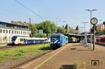 Ausnahmsweise über das S-Bahngleis verkehrt RE 21608 mit 101 033 der HappyTrain Fleet Services B.V. nach Venlo und wird dabei von RB 17333 nach Köln Hbf (NX 442 160) überholt. (13.08.2025) <i>Foto: Wolfgang Bügel</i>