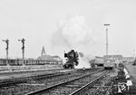 012 104 verlässt mit E 1774 nach Hamburg-Altona den Bahnhof Westerland (Sylt) (06.04.1969) <i>Foto: Jörg Schulze</i>
