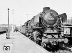 Im Bahnhof Westerland (Sylt) wartet 012 084 vor E 1776 auf die Abfahrt. (06.04.1969) <i>Foto: Jörg Schulze</i>