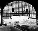 01 503 setzt im Bahnhof Hamburg-Altona ins Bw zurück. (07.04.1969) <i>Foto: Jörg Schulze</i>