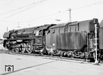 Die noch mit Boxpok-Rädern ausgestattete 01 507 (Bw Wittenberge) vor D 165 im Bahnhof Hamburg-Altona. Die Boxpok-Räder waren eine Alternative zum Speichenrad, die von der amerikanischen General Steel Castings Corporation (Illinois) patentiert wurden, bei der sich das hohle Rad aus Speichen mit U-förmigem Querschnitt mit annähernd ovalen seitlichen Aussparungen unterschiedlicher Größe zusammensetzt. Bei gleicher Belastung sollten sie leichter als echte Speichenräder sein. In Europa gab es Boxpok-Räder ausgerechnet bei sowjetischen Dampflokomotiven (Baureihe P36) und den als Wiederaufbauhilfe in großer Anzahl aus den USA nach Frankreich gelieferten Loks der Reihe 141 R. In Deutschland waren zeitweise acht Loks der Baureihe 01.5 mit Boxpok-Rädern ausgerüstet, die sich jedoch wegen Fertigungsfehlern nicht bewährten und später durch Speichenradsätze ersetzt wurden.  (07.04.1969) <i>Foto: Jörg Schulze</i>