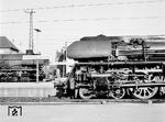 Im Bahnhof Hamburg-Altona begegnet die Ende 1962 aus 01 136 rekonstruierte 01 507 einer unbekannten DB-01.10. Beide Dampfloks waren mit rund 2.500 PS etwa leistungsgleich. (07.04.1969) <i>Foto: Jörg Schulze</i>