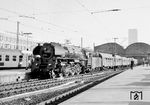 Die Wittenberger 01 507 hat in Hamburg-Altona den "Transitzug" D 165 nach Berlin bespannt. Im Unterschied zu den "Interzonenzüge", die Ziele zu Endbahnhöfen in der DDR hatten ohne über West-Berliner Gebiet zu verkehren und im DDR-Binnenverkehr auch von DDR-Reisenden benutzt werden konnten, fuhren die "Transitzüge" nach (West-)Berlin ohne Verkehrshalte auf dem Gebiet der DDR. (07.04.1969) <i>Foto: Jörg Schulze</i>