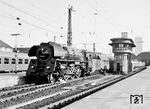 Ausfahrt des "Transitzuges" D 165 nach Berlin im Bahnhof Hamburg-Altona. Auf DDR-Gebiet reiste in den Transitzügen ein Begleit-Kommando aus Transportpolizei und Staatssicherheit mit, um die Züge bei außerplanmäßigen Halten (z.B. wegen der Betriebslage oder einer Störung) gegen unbefugtes Ein- und Aussteigen zu sichern. Betriebshalte in Bahnhöfen wurde von Transportpolizei beaufsichtigt.  (07.04.1969) <i>Foto: Jörg Schulze</i>