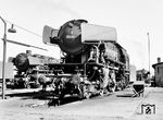 Pumpenreparatur an 023 062 im Bw Crailsheim, zu der das Windleitblech nach vorne weggeklappt werden konnte. (10.04.1969) <i>Foto: Jörg Schulze</i>