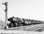 Die Crailsheimer 50 406 mit einem Schrottzug aus drei 94.5, einer 78er, einer P 8 und einem Vorkriegs-VT. (10.04.1969) <i>Foto: Jörg Schulze</i>