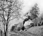 82 041 mit E 770 (Karlsruhe - Freudenstadt) auf der Steilrampe bei Baiersbronn. (07.05.1966) <i>Foto: Jörg Schulze</i>