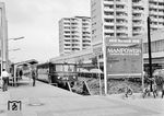 Und so sah der neue Haltepunkt Garstedt neben dem Einkaufszentrum „Herold Center“ aus. Dieser existierte allerdings auch nur 27 Jahre und wurde 1996 durch die verlängerte U-Bahn-Linie 1 ersetzt. (07.1975) <i>Foto: Reinhard Todt</i>