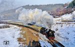 Hinter Gräfenroda bezwingt 44 1486 vor P 9021 die Steigung nach Gehlberg hinauf. (22.02.1991) <i>Foto: Joachim Bügel</i>