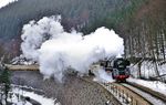 Am nächsten Tag hatte sich das Wetter leider nicht zum Vorteil entwickelt, als 01 1519 mit D 551 (Berlin-Lichtenberg - Halle/S - Erfurt - Arnstadt - Meiningen) die Rampe zum Brandleite-Tunnel bei Gehlberg hinaufdampfte. (23.02.1991) <i>Foto: Wolfgang Bügel</i>
