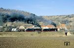 Mit dem Plangüterzug Dg 47347 sind 44 1093 und 44 1486 bei Sättelstädt unterwegs. (24.02.1991) <i>Foto: Wolfgang Bügel</i>