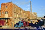 Die 1973 vom Typ V 22 B bei LKM in Babelsberg gebaute Werklok 4 im ehemaligen VEB Waschmittelwerk Genthin. Das Genthiner Werk wurde 1921 als Produktionsstätte der Fa. Henkel gegründet und entwickelte sich in den Folgejahren zu einem der führenden Hersteller von Waschmitteln in Deutschland. Henkel nutzte das Werk, um unter anderem das bekannte Waschmittel 'Persil' zu produzieren. Nach dem Zweiten Weltkrieg wurde das Werk enteignet und 1957 in VEB Waschmittelwerk Genthin umbenannt. 1968 kam das Vollwaschmittel 'Spee' auf den Markt, das sich zu einem der bekanntesten und beliebtesten Waschmittel in der DDR entwickelte. Nach der deutschen Wiedervereinigung 1990 wurde das Waschmittelwerk Genthin privatisiert und wieder von Henkel übernommen. Henkel investierte in die Modernisierung der Produktionsanlagen, um den neuen marktwirtschaftlichen Anforderungen gerecht zu werden. Trotz dieser Bemühungen stellte Henkel die Produktion von 'Spee' im Werk Genthin im Jahr 2009 ein und verlagerte die Produktion nach Düsseldorf. Das Werk in Genthin wurde daraufhin geschlossen. "Spee' ist heute noch als Teil des Henkel-Sortiments erhältlich. (29.10.1990) <i>Foto: Wolfgang Bügel</i>