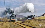 Doppelausfahrt von 01 531 und 01 519 anlässlich von Filmaufnahmen in Gräfenroda. 01 531 fährt auf dem Streckengleis nach Ohrdruf, 01 519 Richtung Oberhof (Thür). (28.02.1991) <i>Foto: Joachim Schmidt</i>