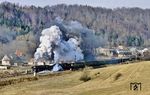 Nach den gefilmten Parallelausfahrten wurden beide 01.5 zusammengekuppelt und vollführten eine Scheinausfahrt aus Gräfenroda in Richtung Oberhof (Thür). (28.02.1991) <i>Foto: Joachim Schmidt</i>