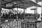 Ankunft französischer Soldaten im Bahnhof Landau (Pfalz). Bis zu 10.000 Soldaten waren nach 1945 zeitweise in der Stadt stationiert. Die Geschichte der französischen Truppen in der Pfalz endete am 1. Juni 1992. In Landau (Pfalz) hatte auch der oberste Gerichtshof für alle in Deutschland stationierten französischen Militärangehörigen seinen Sitz. Hinter den Soldaten steht 86 721 vom Bw Zweibrücken. (12.07.1957) <i>Foto: Günter Hünerfauth</i>