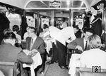 Hochbetrieb im Speisewagen. Bei der Deutschen Bundesbahn war für die Bewirtschaftung der Speisewagen die DSG (Deutsche Schlaf- und Speisewagengesellschaft, später als Deutsche Service-Gesellschaft der Bahn firmierend) verantwortlich. Seit dem Jahr 2002 bewirtschaftet DB Fernverkehr ihre Züge selbst und bilanziert dabei jährlich meist einen zweistelligen Millionenverlust. So gibt es immer wieder Vorstöße der DB, Speisewagen bzw. Bordrestaurants ganz abzuschaffen oder das Angebot zumindest einzuschränken, was aufgrund vielfältiger Proteste bislang nicht gelang. In den aus herkömmlichen Wagen gebildeten IC1-Zügen sowie bei den aus Doppelstockwagen gebildeten IC 2 des Herstellers Bombardier gibt es allerdings keine Speisewagen mehr.  (1963) <i>Foto: BD Mainz, Slg. W. Löckel</i>