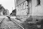 Ein Streckenläufer kontrolliert auf einer Nebenbahn das Gleis auf Veränderungen und Beschädigungen wie Schienenbrüche oder Spurveränderungen. Interessant ist der Hauszugang, der in dieser Form sicherlich heute verboten würde. (1957) <i>Foto: BD Mainz, Slg. W. Löckel</i>