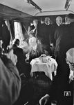 Theodor Heuss, von 1949 bis 1959 erster Bundespräsident der Bundesrepublik Deutschland, auf Dienstreise im Salonwagen "10214 Bln". Der Wagen wurde 1943 von Wegmann & Co. für Heinrich Himmler gebaut. Nach Kriegsende kam er zunächst für die amerikanische Besatzungsmacht zum Einsatz, ehe er 1952 an die DB übergeben und anschließend für den Bundespräsidenten mit neuer Möblierung hergerichtet wurde. Stationiert war der Wagen in Köln. Den Wagen nutzte auch Königin Elisabeth II. auf ihrem ersten Staatsbesuch in Deutschland 1965. Auch die Beatles fuhren während ihrer Deutschlandtournee 1966 in diesem Wagen. Heute steht er im DB Museum, Standort Koblenz. (1955) <i>Foto: BD Mainz, Slg. W. Löckel</i>