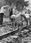 Eine Gleisbaurotte beim Einschottern nahe Neckargemünd. (1963) <i>Foto: Alfred Volk</i>