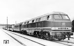 1962 stellte die Firma Henschel in Kassel auf eigene Rechnung das Einzelexemplar des Typs DH 4000 her. 1963 wurde die Lok von Kempten (Allgäu) aus durch das Bundesbahn-Zentralamt München ausführlich erprobt (Foto). Die Fahrten lieferten ausgezeichnete Ergebnisse. Es wurden Geschwindigkeiten bis 180 km/h gefahren. Bei allen Geschwindigkeiten zeichnete sich die V 320 durch eine hohe Laufruhe aus. Trotzdem sah die Bundesbahn letztlich von einer Serienbeschaffung ab. Stattdessen mietete die DB die Lok im September 1963 an und ordnete sie als V 320 001 ein.  (1963) <i>Foto: Engels</i>