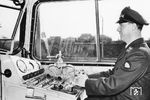 Ein zufriedener Lokführer auf dem Führerstand der damals modernsten Diesellok der DB, einer V 200. (1958) <i>Foto: Reinhold Palm</i>